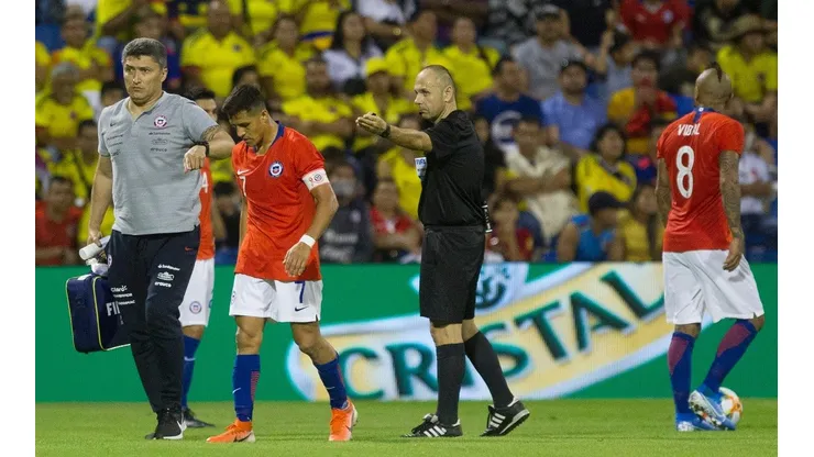 Alexis se fue lesionado en el partido ante Colombia.