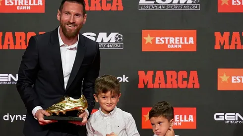 Messi junto a sus dos hijos mayores, Thiago y Mateo.