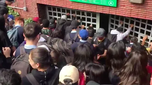 Una de las incursiones masivas de estudiantes durante la jornada del martes.