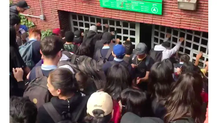 Una de las incursiones masivas de estudiantes durante la jornada del martes.