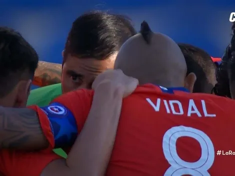 Vidal y Bravo comparten la charla prepartido de Chile