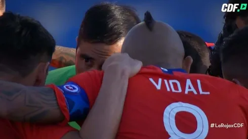 Vidal y Bravo comparten la charla prepartido de Chile