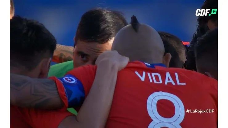 Vidal y Bravo comparten la charla prepartido de Chile