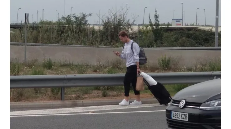 Rakitic tuvo que caminar por la autopista cercana a El Prat.