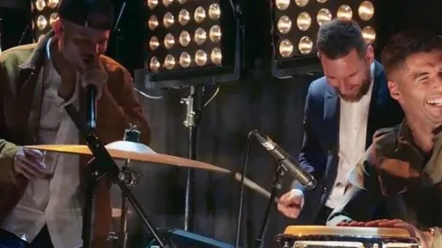 Lionel Messi y Luis Suárez se lucen tocando junto a Residente