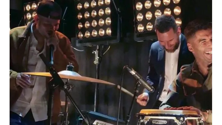 Lionel Messi y Luis Suárez se lucen tocando junto a Residente