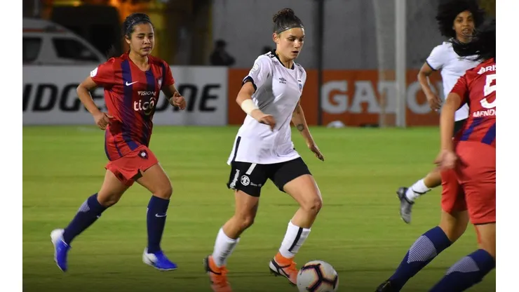 Colo Colo frente a Cerro en Quito.