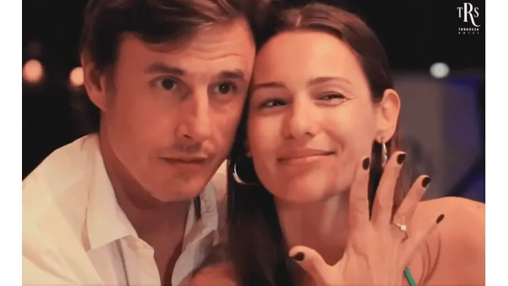 La pareja feliz, tras la petición.