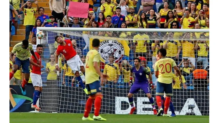 Chile termina el partido sin capitán ante Colombia