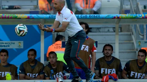Paredes, en un costado, observa a Sampaoli en el Mundial de Brasil 2014.