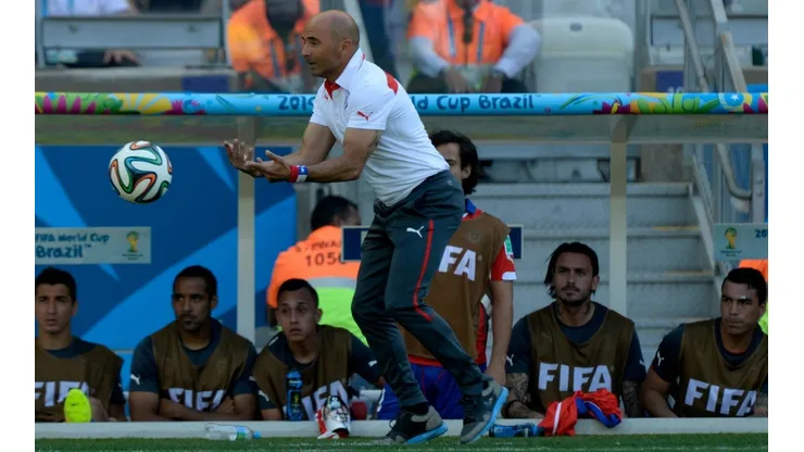 Paredes, en un costado, observa a Sampaoli en el Mundial de Brasil 2014.