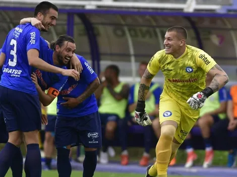 Casi desde su portería: arquero mete un golazo en la Primera de Uruguay