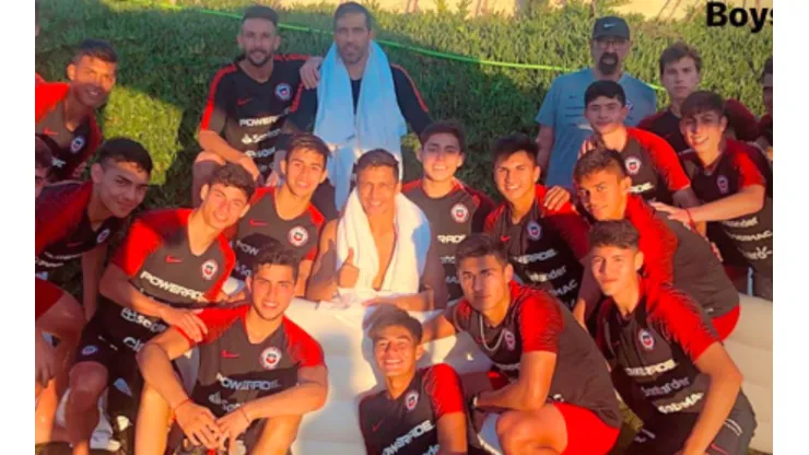 Pura buena onda: Alexis Sánchez, Claudio Bravo y Mauricio Isla posan junto a la Sub 17