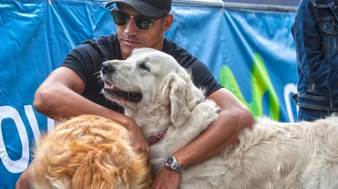 Alexis Sánchez no se separa de Atom y Humber (Fotografía: Agencia Uno)