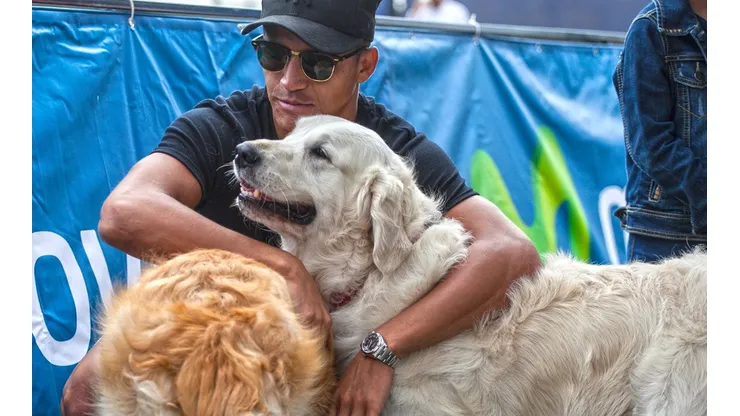Alexis Sánchez no se separa de Atom y Humber (Fotografía: Agencia Uno)