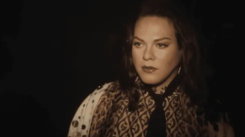 Vega pasa de dueña de casa a diva, en el clip.