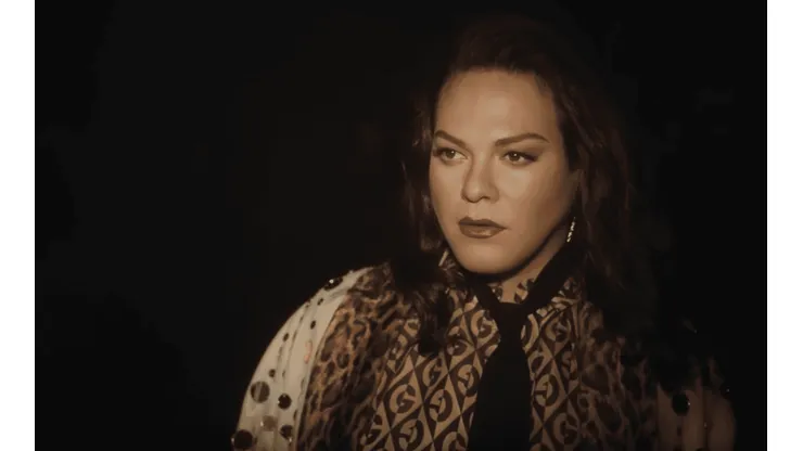 Vega pasa de dueña de casa a diva, en el clip.