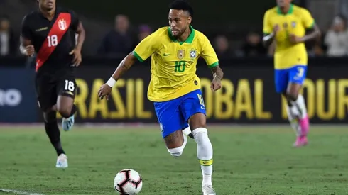 La especial camiseta para Neymar en su partido 100 con la selección de Brasil