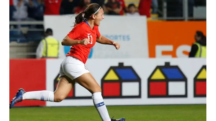 Kadzban festeja su histórico gol por Chile.