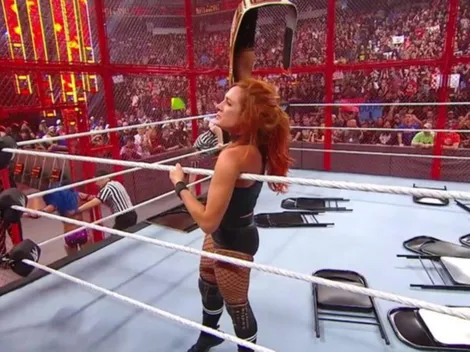 Becky Lynch retiene el título femenino tras vencer a Sasha Banks en la celda infernal