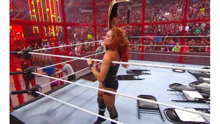 Becky Lynch retiene el título femenino tras vencer a Sasha Banks en la celda infernal