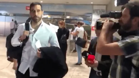 Claudio Bravo llega en silencio a su esperada reunión con la Roja