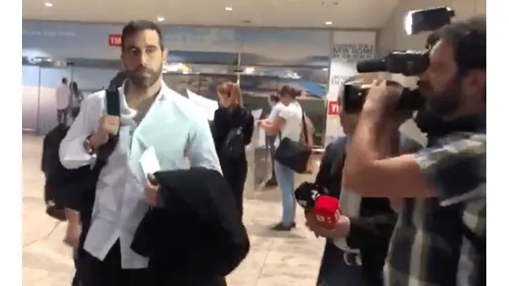Claudio Bravo llega en silencio a su esperada reunión con la Roja