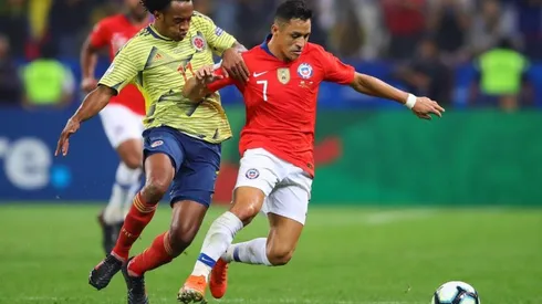 Pura buena onda: Alexis Sánchez posa con Juan Guillermo Cuadrado en el aeropuerto