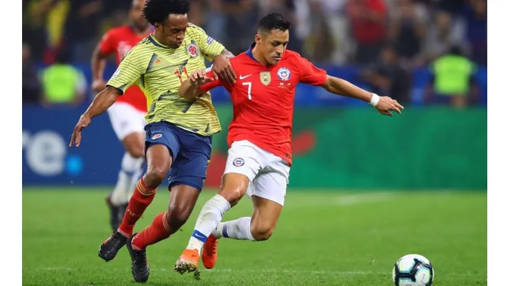Pura buena onda: Alexis Sánchez posa con Juan Guillermo Cuadrado en el aeropuerto
