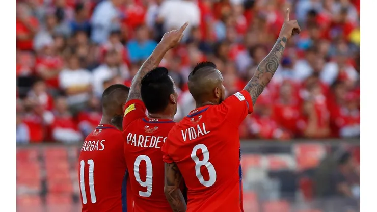 Arturo Vidal celebrando con Esteban Paredes en la Roja.