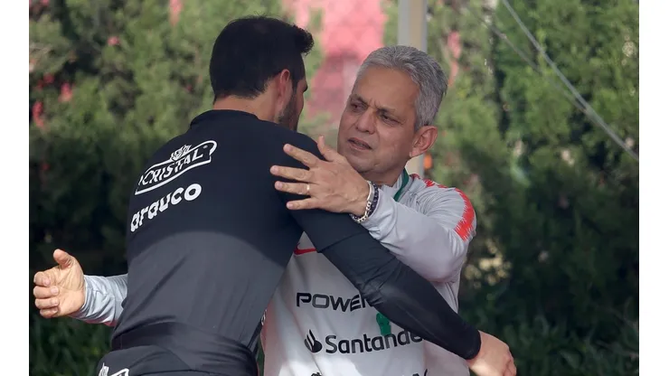 Bravo abraza afectuosamente a Rueda.