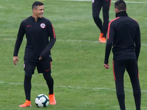 Alexis Sánchez llega a la concentración de la Roja tirando la talla