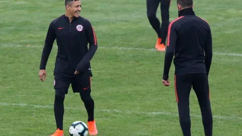 Alexis Sánchez llega a la concentración de la Roja tirando la talla