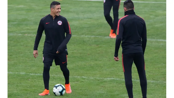 Alexis Sánchez llega a la concentración de la Roja tirando la talla