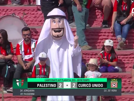 Al corpóreo de Palestino se le sale la cadena con hincha que le movía su traje