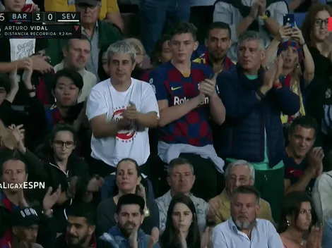 Arturo Vidal sale entre aplausos de los hinchas del Barcelona
