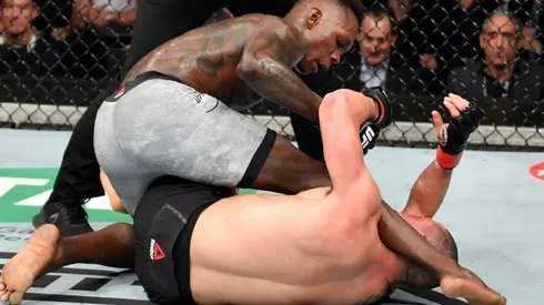 Adesanya noquea a Whittaker y es el nuevo campeón mediano del UFC