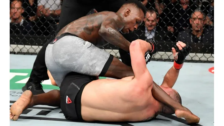 Adesanya noquea a Whittaker y es el nuevo campeón mediano del UFC