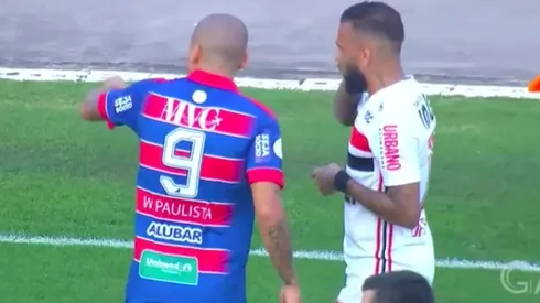 Avispas se fueron contra Dani Alves en pleno partido en Brasil