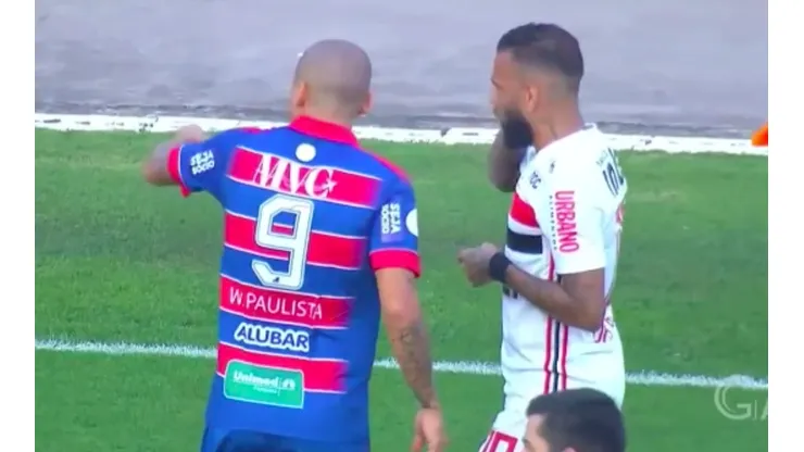 Avispas se fueron contra Dani Alves en pleno partido en Brasil