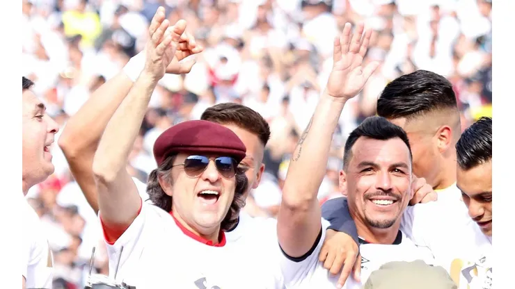 Mosa celebra con Paredes.