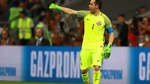 Marcelo Ramírez le hace un queque XXL a Claudio Bravo