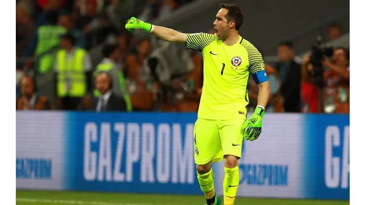 Marcelo Ramírez le hace un queque XXL a Claudio Bravo