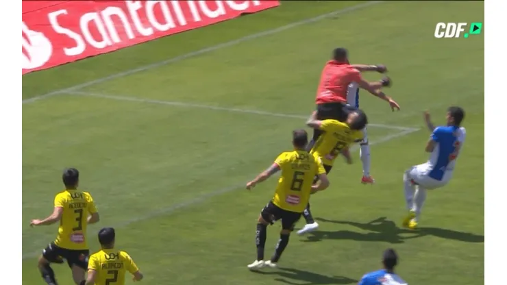 El momento del fuerte golpe entre ambos jugadores.