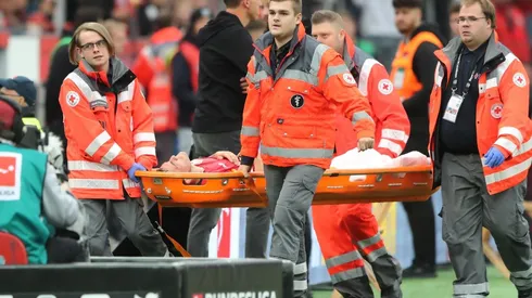 Charles Aránguiz sale lesionado.