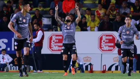 Luis Felipe Gallegos celebra su gol ante Morelia.