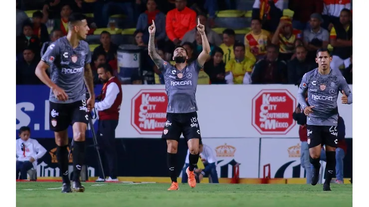 Luis Felipe Gallegos celebra su gol ante Morelia.