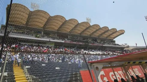 Las rejas puestas detrás del banquillo visitante.