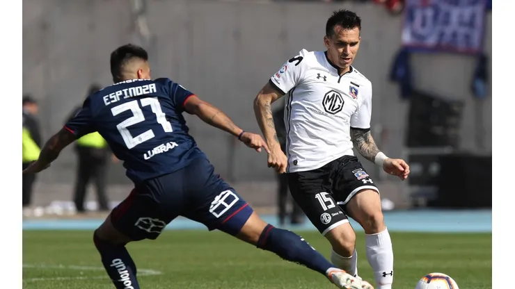 Colo Colo recibe a la Universidad de Chile en el Estadio Monumental.