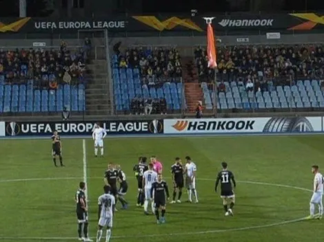 Jugadores intentan bajar a pelotazos un dron intruso en la Europa League